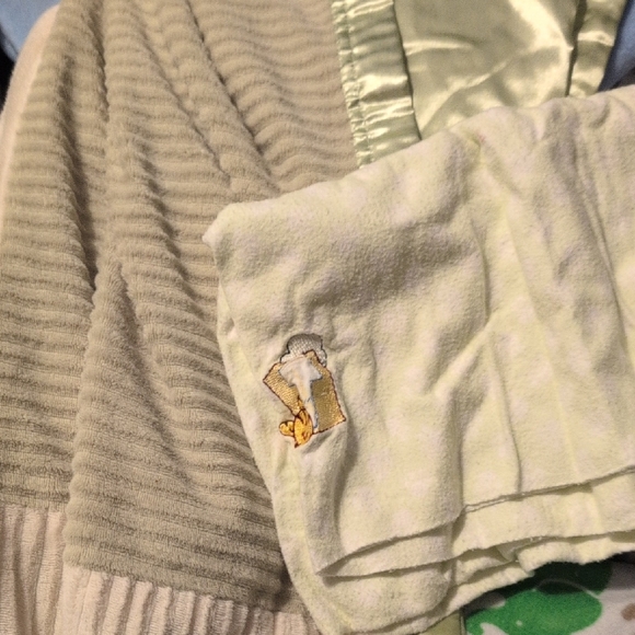 Disney Cream and Green Kids Blanket - Picture 1 of 1